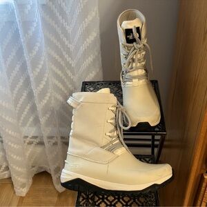 The North Face Women's Winter Boots - Cream and Black